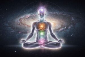 Frau sitzt in Lotusposition mit geschlossenen Augen während einer Meditationssitzung zur Aktivierung der Energiezentren.