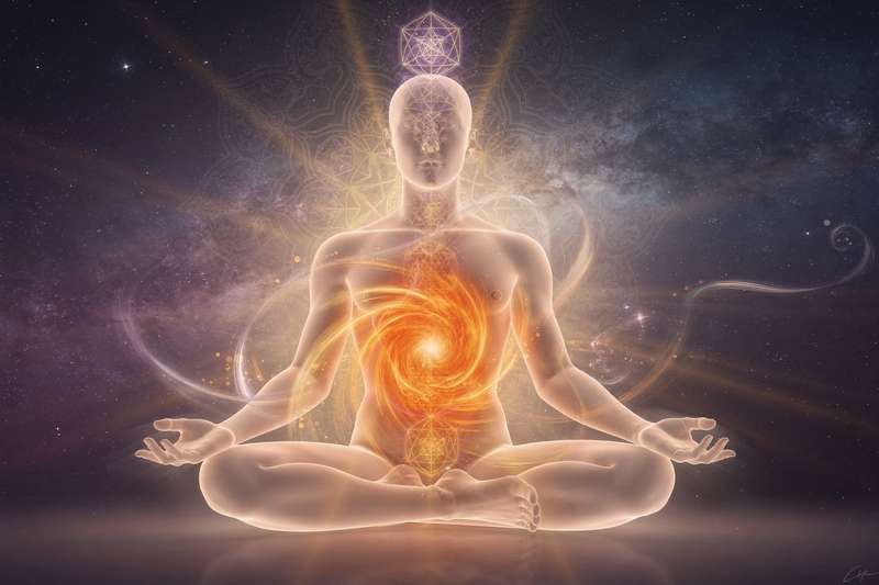 Frau sitzt in Lotussitz mit Händen auf dem Bauch und leuchtendem orangefarbenem Energiewirbel im Bereich des Sakralchakras.