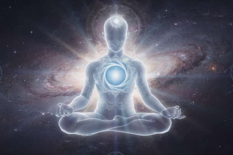 Frau meditiert mit blauem Licht auf dem Halsbereich zur Aktivierung des Kehlchakras.