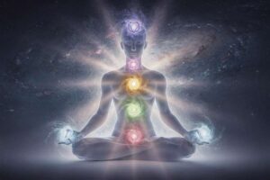 Energetische Darstellung von Chakren und Aura eines Menschen mit leuchtenden Farbschichten rund um den Körper.