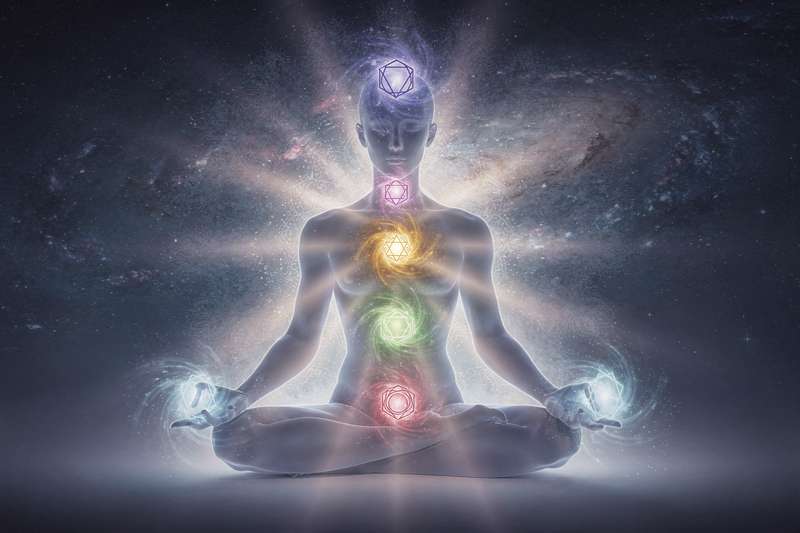 Energetische Darstellung von Chakren und Aura eines Menschen mit leuchtenden Farbschichten rund um den Körper.