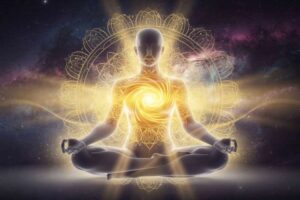 Eine Frau in Kriegerhaltung auf einer Yogamatte demonstriert eine Pose zur Aktivierung des Solarplexus-Chakras.
