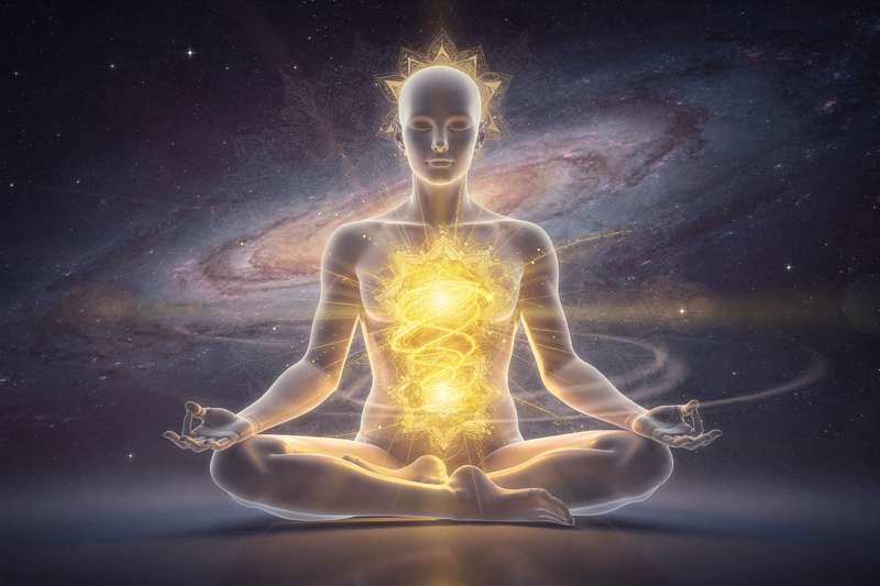 Gelbe und goldene Kristalle wie Citrin und Bernstein arrangiert um das Solarplexus-Chakra-Symbol zur Stärkung von Willenskraft...