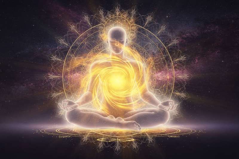 Gelbe und goldene Lebensmittel wie Bananen, Honig und Kurkuma auf einem hellen Untergrund zur Stärkung des Solarplexus-Chakras.