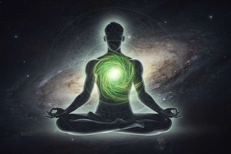 Rosenquarz Stein in zartem Rosa auf weißem Hintergrund zur Aktivierung und Harmonisierung des Herzchakras.