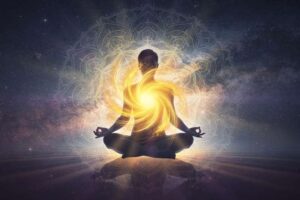 Goldener Citrin-Kristall vor warmgelbem Hintergrund symbolisiert die Energie des Solarplexus-Chakras und innere Kraft.
