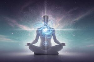 Lapislazuli für das Kehlkopfchakra: Der tiefblaue Stein der Wahrheit und authentischen Ausdruckskraft