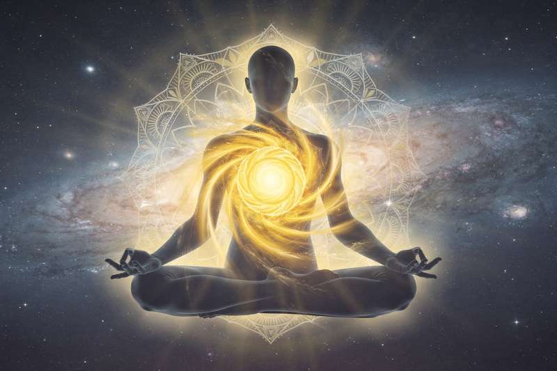 Leuchtende Energiewelle im Bauchbereich symbolisiert die Aktivierung des Solarplexus-Chakras und innere Kraftentfaltung.