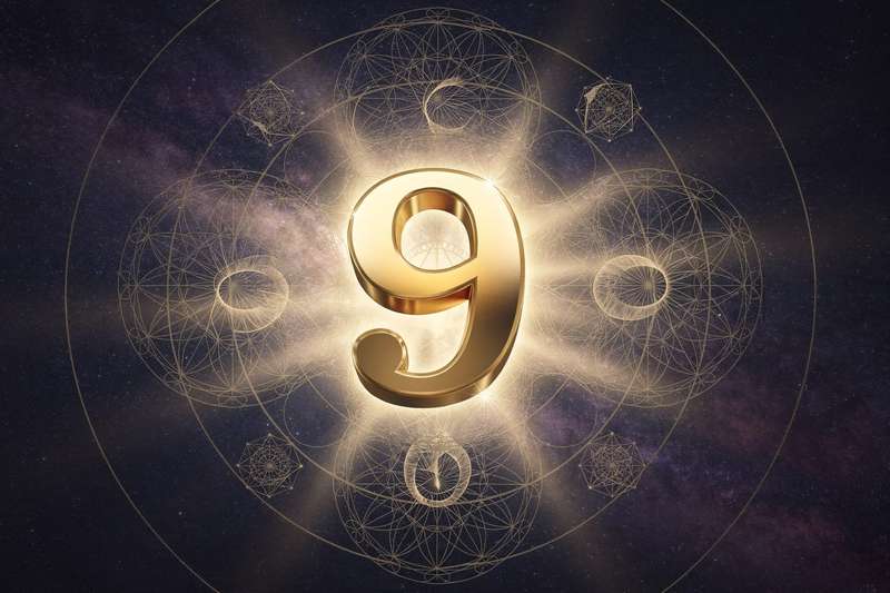 Zwei Menschen halten sich an den Händen unter einem Sternenhimmel, symbolisierend spirituelle Verbindung und Seelenaffinität...