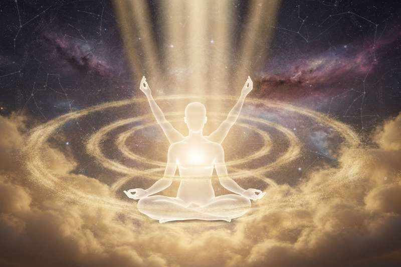 Frau sitzt in Lotus-Position im Freien und strahlt positive Energie aus, während sie ihre Gedanken auf ihre Ziele konzentriert.