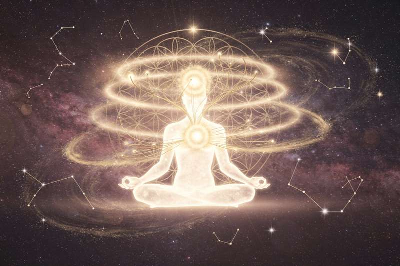 Frau sitzt mit geschlossenen Augen in meditativer Haltung und visualisiert ihre Ziele durch innere Vorstellungskraft.