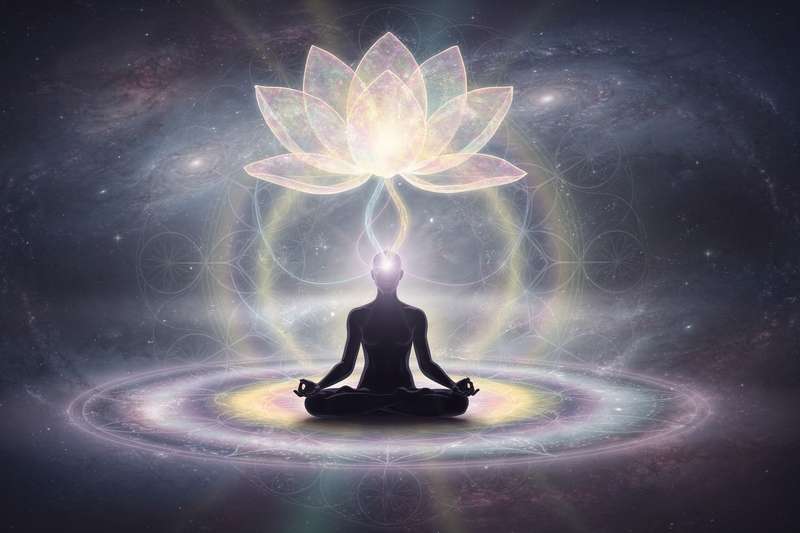 Frau sitzt meditierend in ruhiger Umgebung und verbindet dabei innere spirituelle Entwicklung mit psychischem Wohlbefinden.