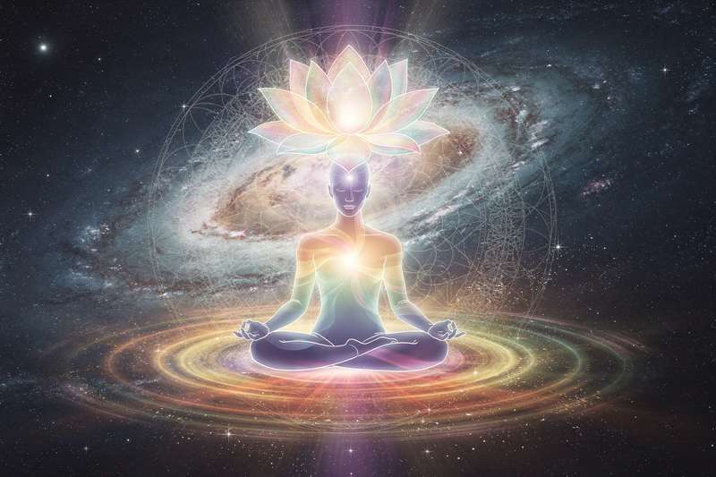 Frau sitzt mit geschlossenen Augen und Hand auf der Brust in meditativem Zustand während eines spirituellen...