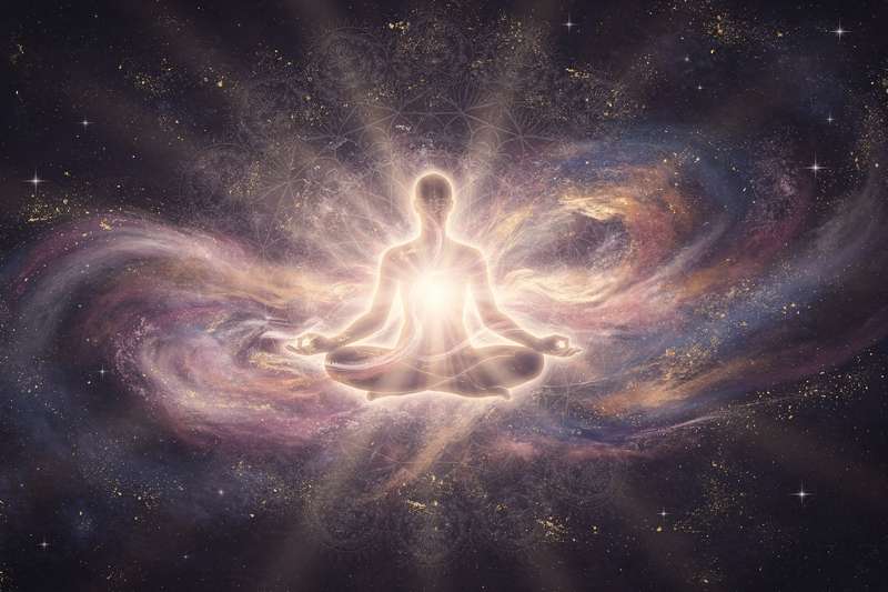Leuchtende Lichtkugel umgeben von Naturmotiven symbolisiert spirituelle Entwicklung und inneres Erwachen jenseits religiöser...
