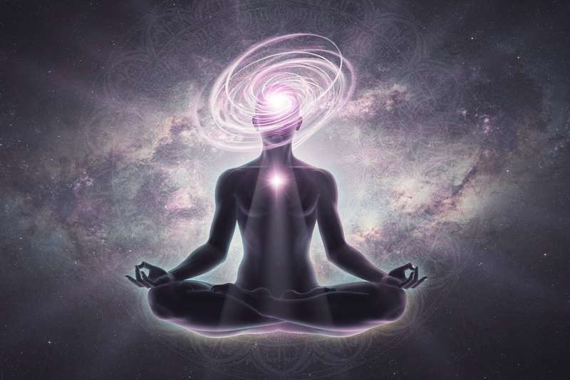 Yogini in Kopfstand-Position mit ausgestreckten Armen, die Energie und spirituelle Öffnung des höchsten Energiezentrums...