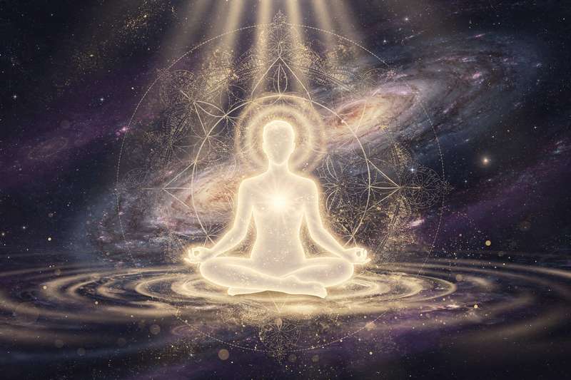 Frau praktiziert Reiki-Selbstheilung durch Handauflegung auf ihrem Körper zur Energiebalance und inneren Harmonie.