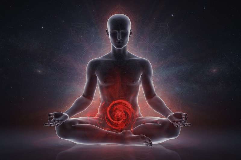 Rote Kristalle und Steine arrangiert in einem Kreis zur Aktivierung und Harmonisierung des Wurzelchakras.