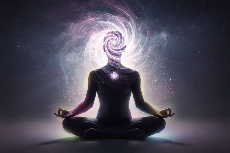 Farbig angeordnete Lebensmittel wie Beeren, Nüsse und Samen auf einem Tisch zur Unterstützung des Kronenchakras.