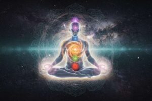 Frau in entspannter Yin-Yoga-Position mit visualisierten Energieflüssen durch die sieben Chakren des Körpers.
