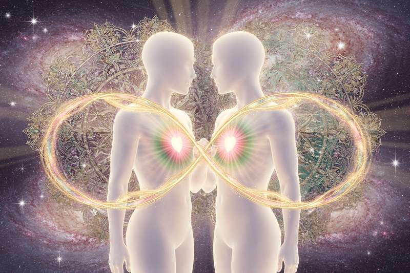 Zwei leuchtende Seelen trennen sich in spirituellem Licht, während eine unsichtbare Verbindung zwischen ihnen bestehen bleibt.