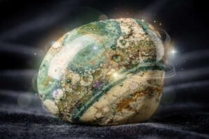 Polierter Ozean-Jaspis Stein mit grünen und braunen Mustern, der für spirituelle Heilung und inneren Frieden verwendet wird.