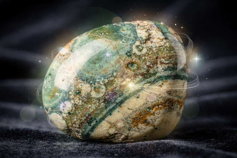 Polierter Ozean-Jaspis Stein mit grünen und braunen Mustern, der für spirituelle Heilung und inneren Frieden verwendet wird.