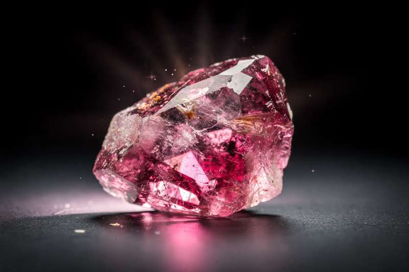 Rosa Turmalin Kristall mit durchscheinender rosa Färbung, der für emotionale Heilung und Herzöffnung verwendet wird.