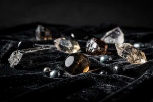 Die besten Schutzsteine: Top-Kristalle zum Abschirmen deiner Energie