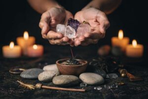 Polierte Bergkristalle und Amethyste auf einer Holzoberfläche arrangiert zur Unterstützung von innerer Balance und mentaler...