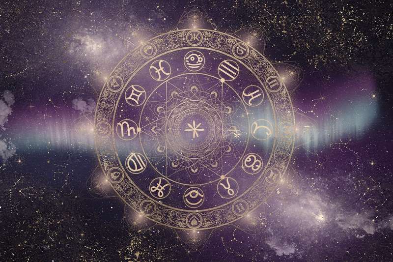 Astrologische Konstellation mit Waage-Symbol und Mondphasen für die Prognose im Juli 2026.