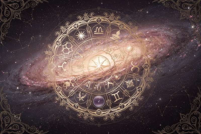 Steinbock-Symbol neben Kalenderdatum für Juli 2026 mit astrologischen Elementen und Monatsvorhersage.
