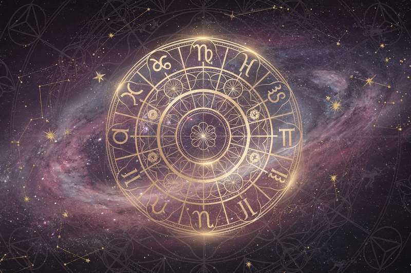 Fische-Symbol mit Mondphasen und Sternenkonstellationen, die astrologische Einflüsse für Juli 2026 darstellen.