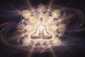 Frau sitzt meditierend in ruhiger Umgebung und arbeitet an innerer Sicherheit durch spirituelle Praktiken.