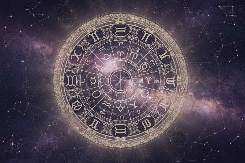Drei oder mehr Planeten im Waage-Zeichen bilden ein kraftvolles Stellium, das Harmonie und Beziehungsfokus verstärkt.