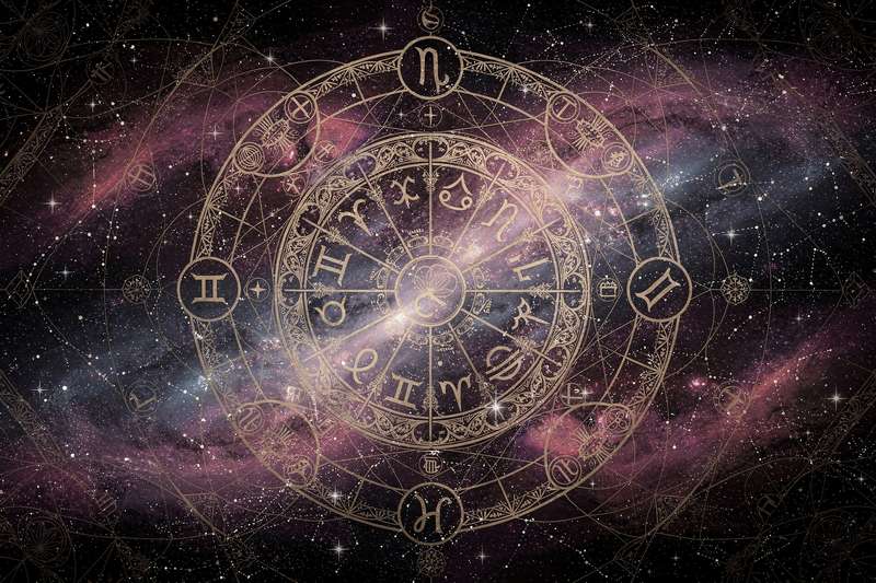 Astrologische Himmelsereignisse im März und April mit Vollmond und Planetenbewegungen, die die Tierkreiszeichen beeinflussen.