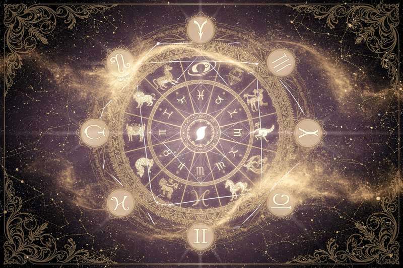 Astrologische Symbole und Tierkreiszeichen arrangiert um ein Herz mit rosafarbenen und roten Akzenten für romantische Vorhersagen.