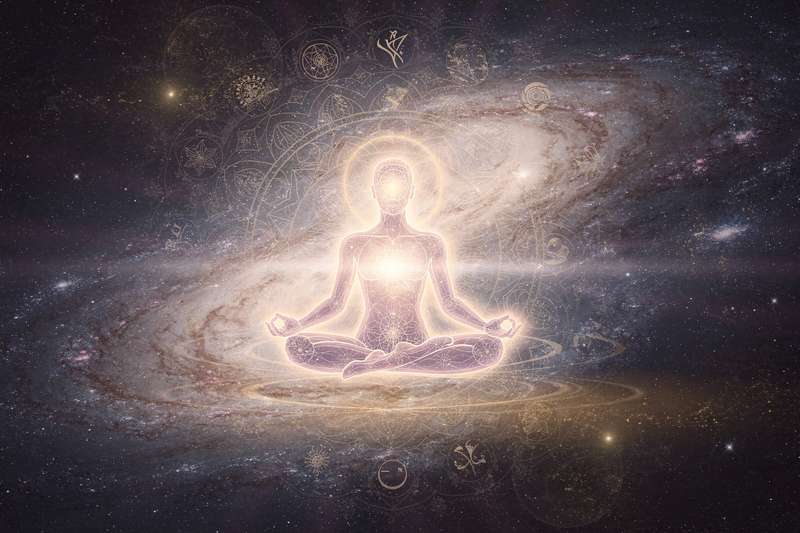 Energetische Darstellung der menschlichen Aura mit geometrischen Mustern, die die unsichtbaren Ebenen des Bewusstseins und der...