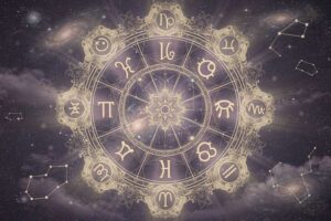 Astrologische Symbole und Ayurveda-Elemente wie Doshas visualisieren die Verbindung zwischen kosmischen Einflüssen und der...