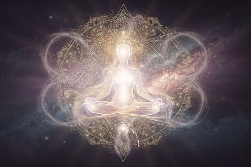 Eine Person sitzt meditativ in einer friedlichen Natur und lässt symbolisch bunte Lichter oder Energien aus ihren Händen fließen.