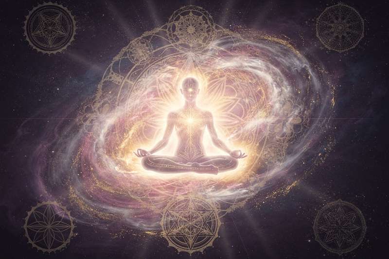 Leuchtende Lichtkugel umgeben von traditionellen Symbolen und modernen Elementen, die Erneuerung spirituellen Wissens darstellen.
